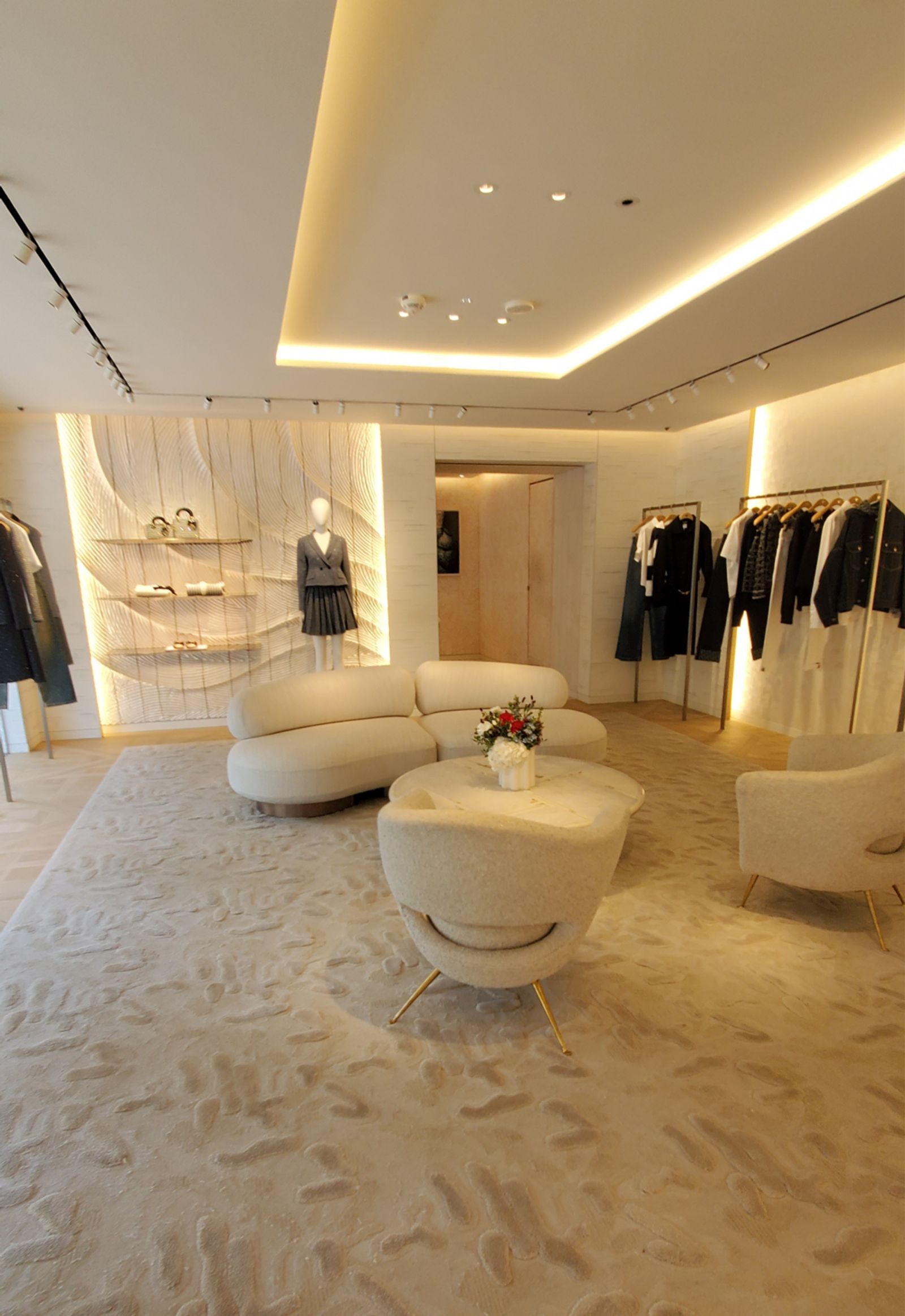 Shopping the Champs: A Retail Stage in Motion - Chute Gerdeman