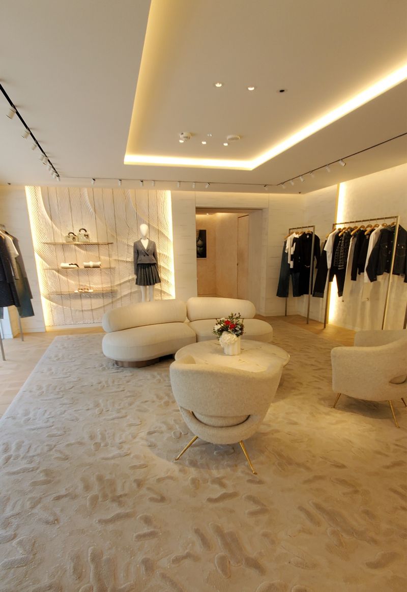 Shopping the Champs: A Retail Stage in Motion - Chute Gerdeman